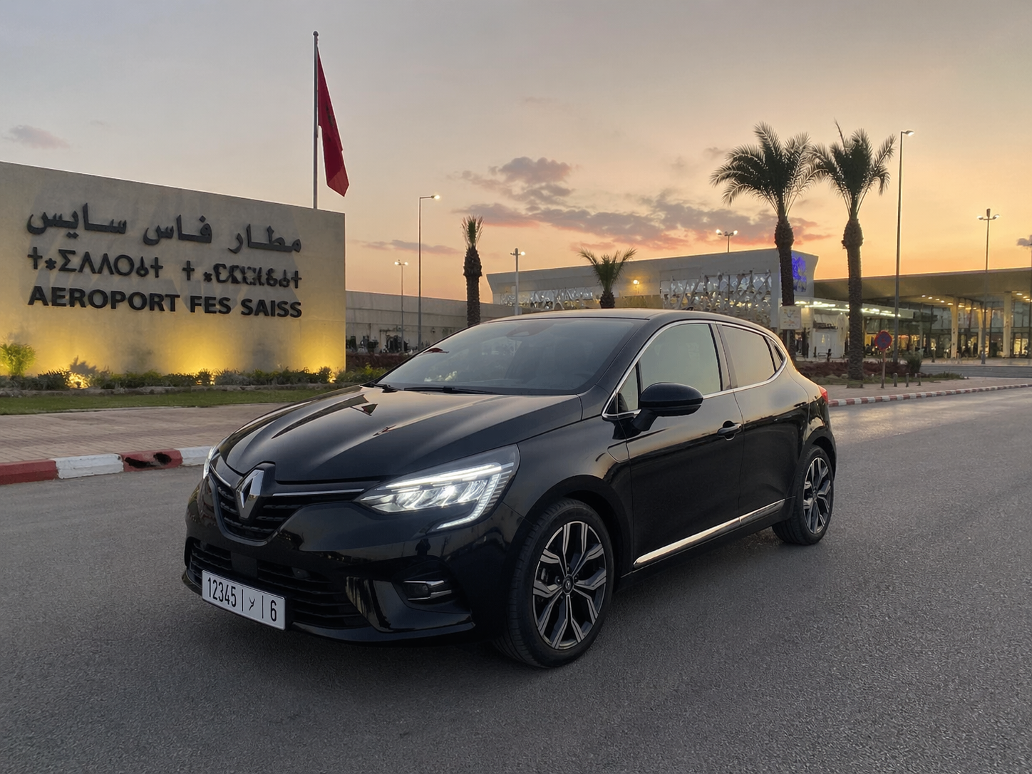 Rent RENAULT CLIO 4 — DAZECAR